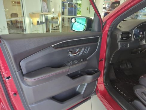 Used 2025 Honda Pilot Black Edition image 8