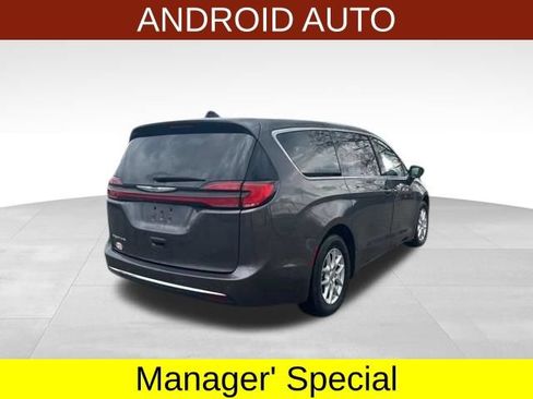 Used 2023 Chrysler Pacifica Touring-L FWD image 7