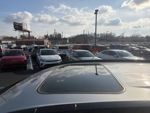 Used 2023 Toyota RAV4 XLE Premium image 4