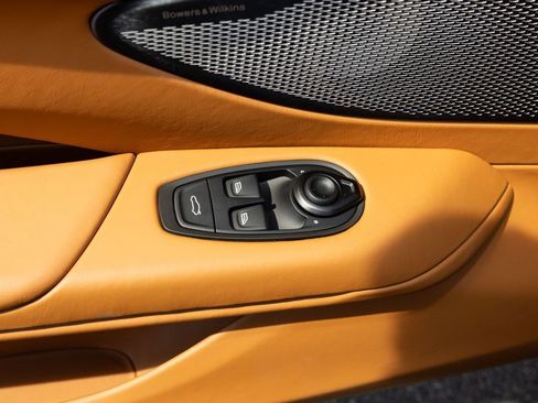 New 2026 Aston Martin V8 Vantage Convertible image 19