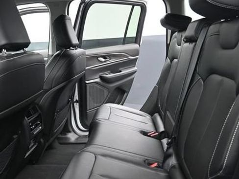 Used 2024 Jeep Grand Cherokee Limited AWD/4WD image 8