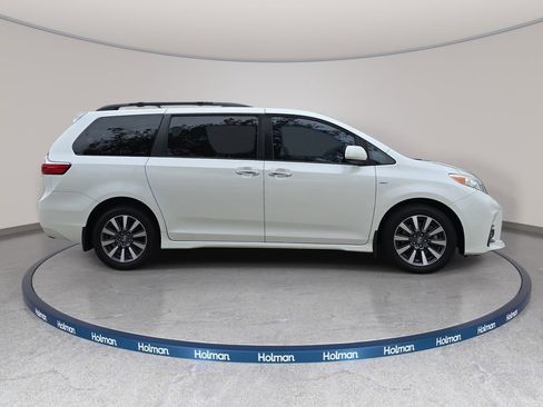 Used 2019 Toyota Sienna XLE w/ XLE Navigation Package image 5