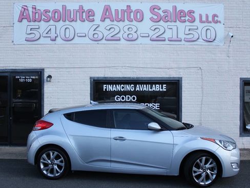 Used 2017 Hyundai Veloster image 1
