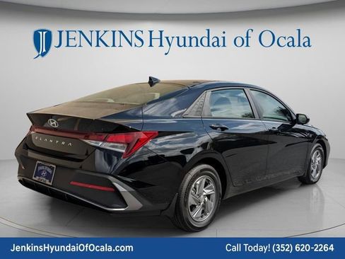 New 2026 Hyundai Elantra SE FWD image 3