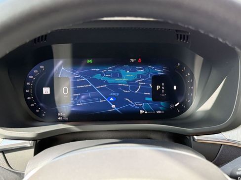 Used 2025 Volvo XC60 B5 Plus image 19