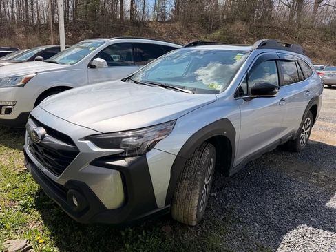 Used 2025 Subaru Outback Premium image 2