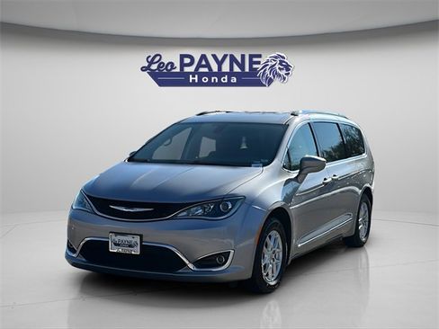 Used 2020 Chrysler Pacifica Touring-L image 2