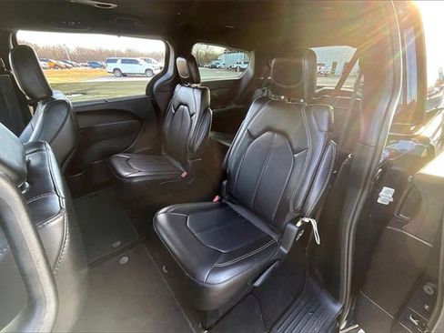 Used 2025 Chrysler Pacifica Select image 22