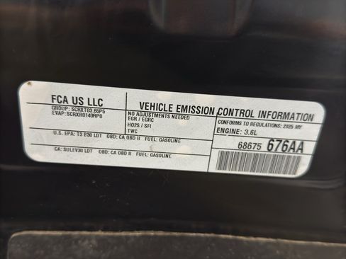 Used 2025 Chrysler Pacifica Limited FWD image 40