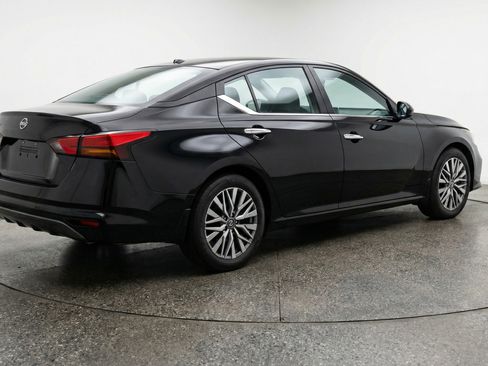 Used 2025 Nissan Altima 2.5 SV image 9