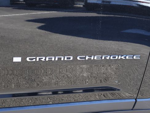 Used 2021 Jeep Grand Cherokee L Limited w/ Luxury Tech Group II image 9