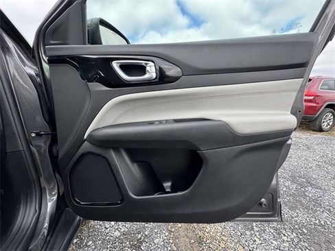 Used 2023 Jeep Compass Limited image 13