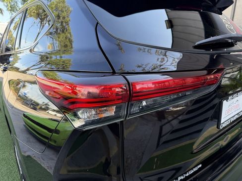 Used 2020 Toyota Highlander XLE FWD image 11
