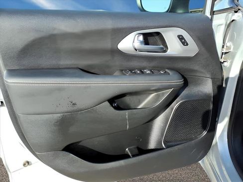 Used 2023 Chrysler Pacifica Touring-L w/ S Appearance Package image 14