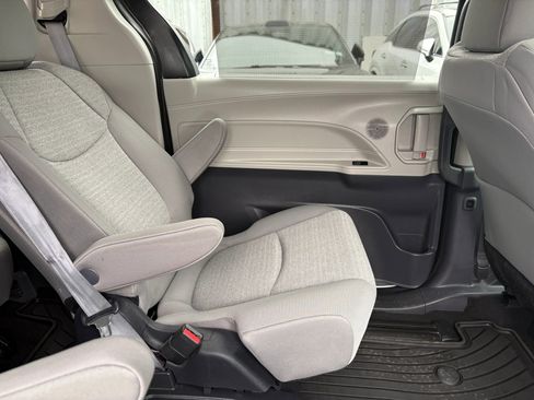 Used 2024 Toyota Sienna LE w/ LE Plus Package AWD/4WD image 13