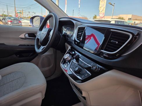 Used 2018 Chrysler Pacifica Touring Plus FWD image 14