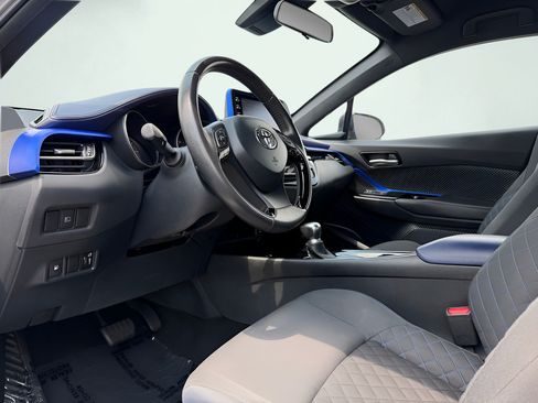 Used 2020 Toyota C-HR XLE FWD image 2
