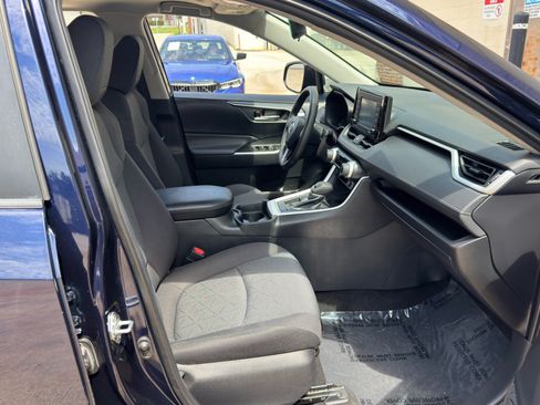 Used 2021 Toyota RAV4 XLE w/ Convenience Package FWD image 15