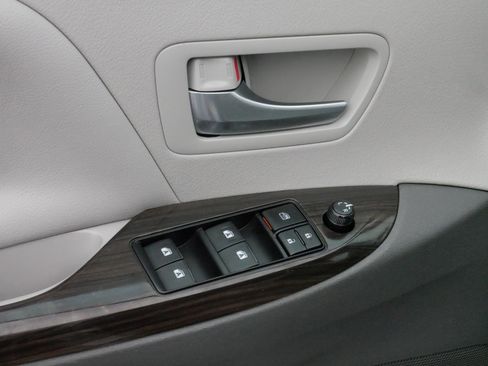 Used 2016 Toyota Sienna XLE image 19