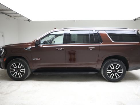 Used 2022 GMC Yukon XL AT4 AWD/4WD image 2
