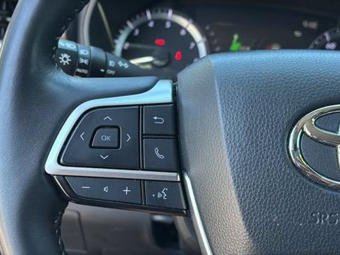 Used 2024 Toyota Highlander LE FWD image 20