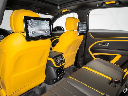 Used 2025 Bentley Bentayga image 25