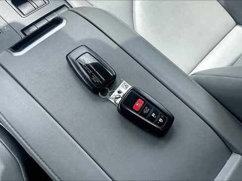 Used 2021 Toyota Highlander XLE FWD image 11