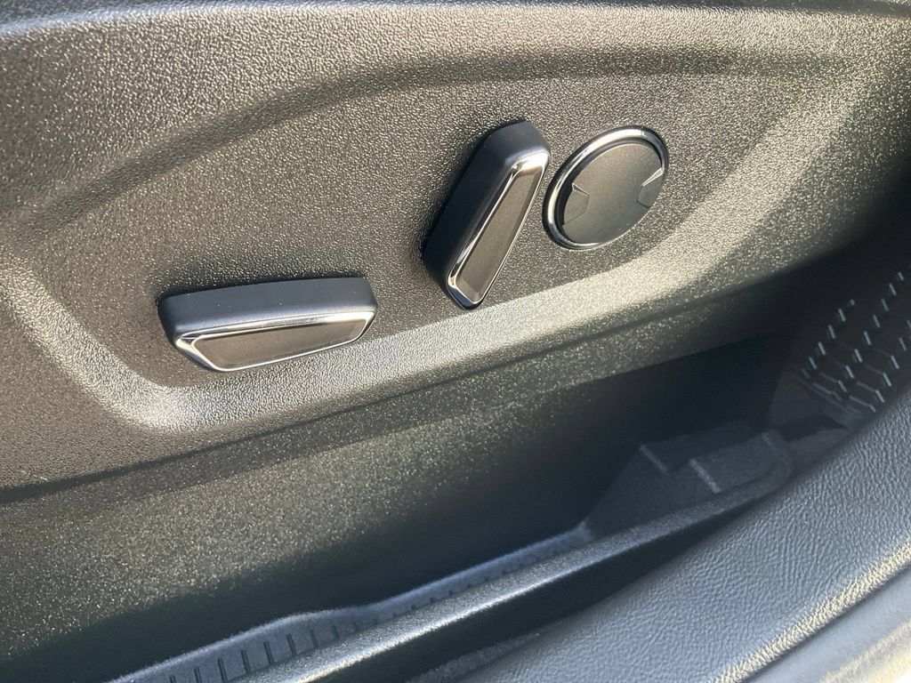 Used 2018 Ford Edge SEL w/ Equipment Group 201A FWD image 6