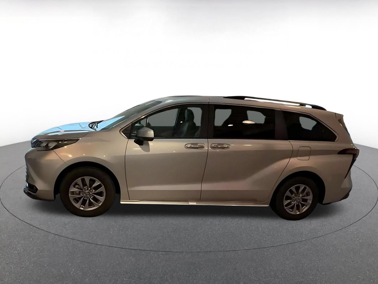 Used 2025 Toyota Sienna XLE FWD image 8