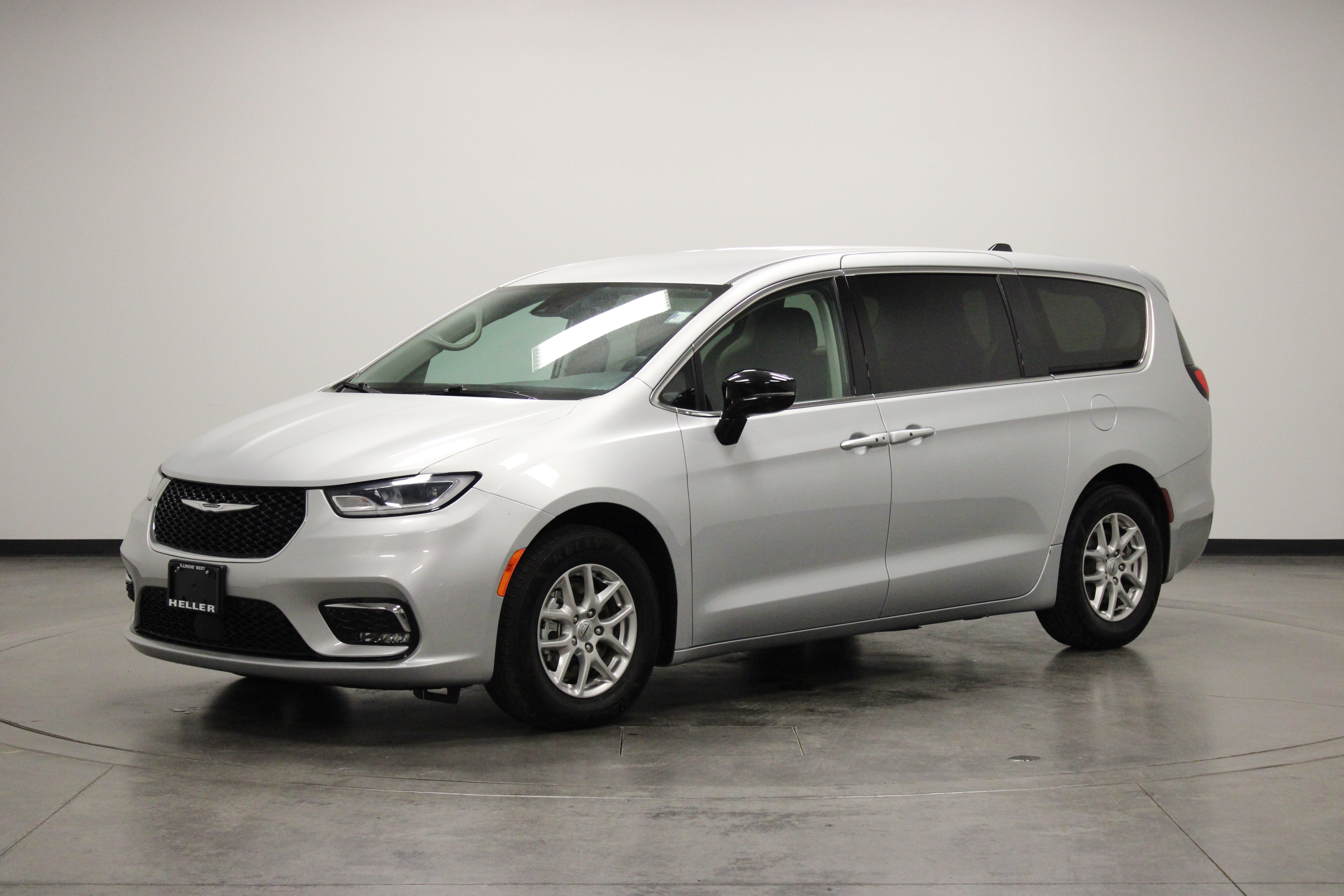 Used 2024 Chrysler Pacifica Touring-L FWD image 4