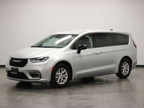 Used 2024 Chrysler Pacifica Touring-L FWD image 4