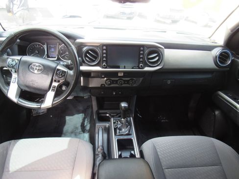 Used 2020 Toyota Tacoma SR5 RWD image 18