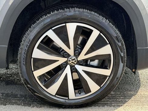 Used 2024 Volkswagen Taos SE image 7