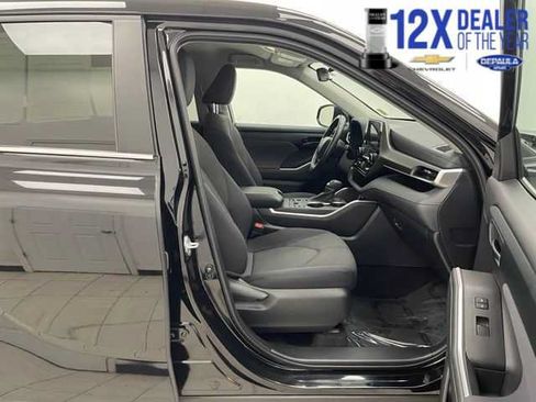 Used 2024 Toyota Highlander LE AWD/4WD image 15