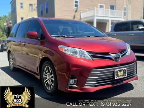 Used 2020 Toyota Sienna XLE Premium FWD image 3