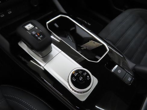 New 2025 Mitsubishi Outlander SE image 15