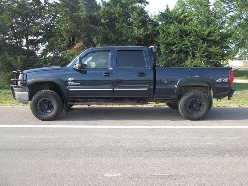 Used 2005 Chevrolet Silverado 2500 LT w/ Heavy-Duty Power Package AWD/4WD image 2