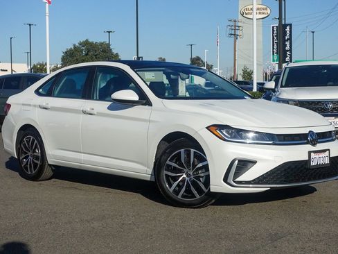 Certified 2025 Volkswagen Jetta SE w/ Sunroof Package image 2