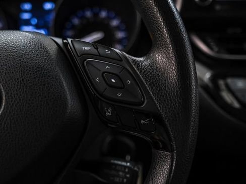 Used 2020 Toyota C-HR LE FWD image 17