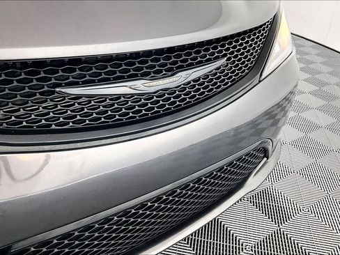 Used 2020 Chrysler Pacifica Touring w/ S Appearance Package FWD image 31