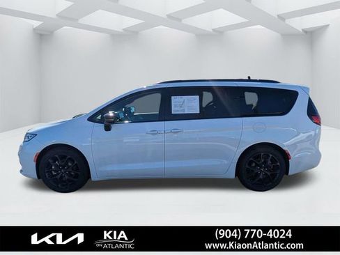 Used 2025 Chrysler Pacifica Limited image 6