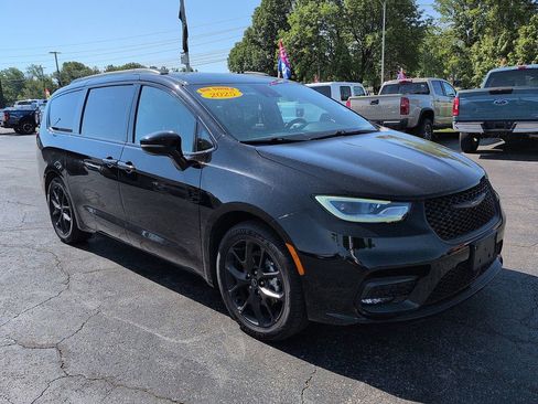 Used 2025 Chrysler Pacifica Limited FWD image 1