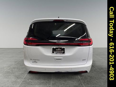 Used 2024 Chrysler Pacifica Touring-L image 23