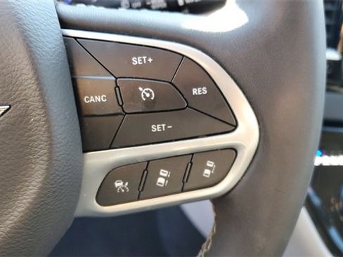 Certified 2024 Chrysler Pacifica Touring-L image 10