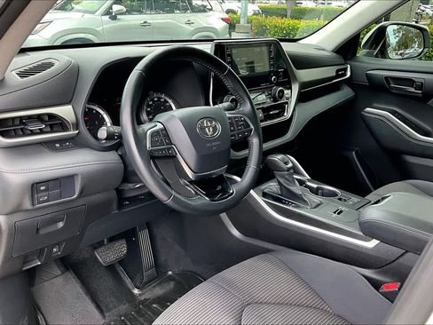 Used 2021 Toyota Highlander LE image 18