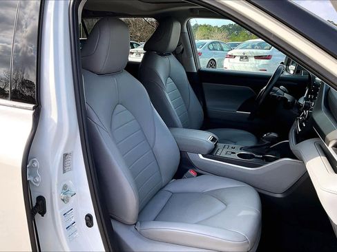 Used 2021 Toyota Highlander XLE image 9