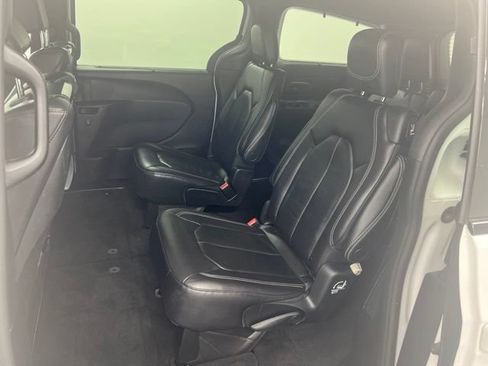 Used 2022 Chrysler Pacifica Touring-L w/ Uconnect Theater Family Group AWD/4WD image 12
