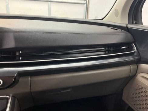 Used 2025 Kia Carnival FWD image 5