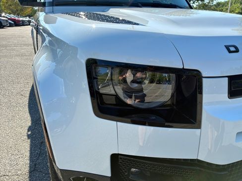Certified 2025 Land Rover Defender 110 X-Dynamic SE AWD/4WD image 24