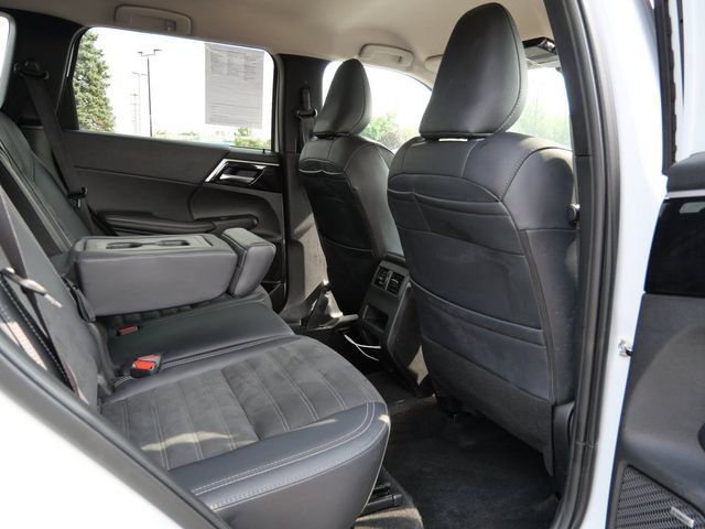 Used 2025 Mitsubishi Outlander AWD image 9
